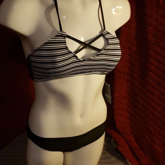 Bikini - Picture 1 of 3